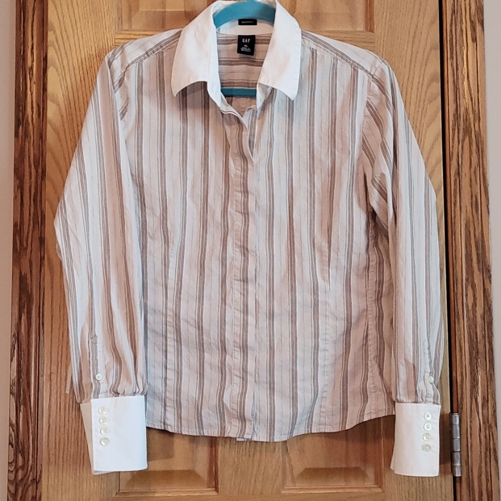 Gap button down shirt with hidden buttons